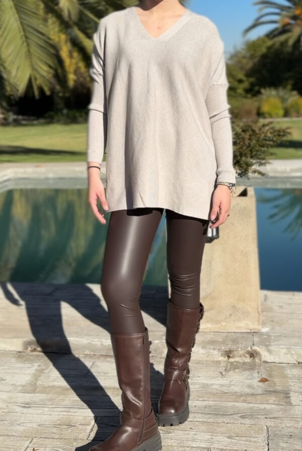 Sweater  oversize cuello V - Imagen 3