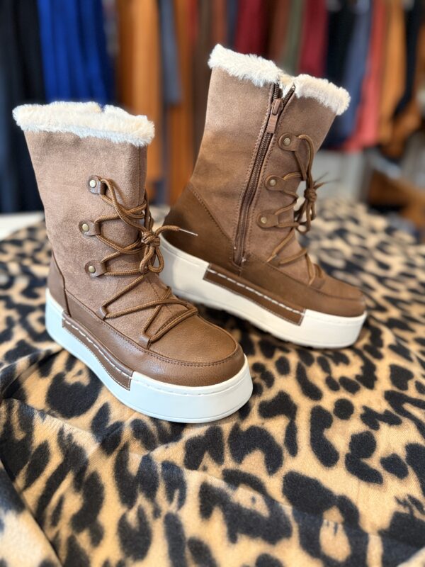 Botas con cordones