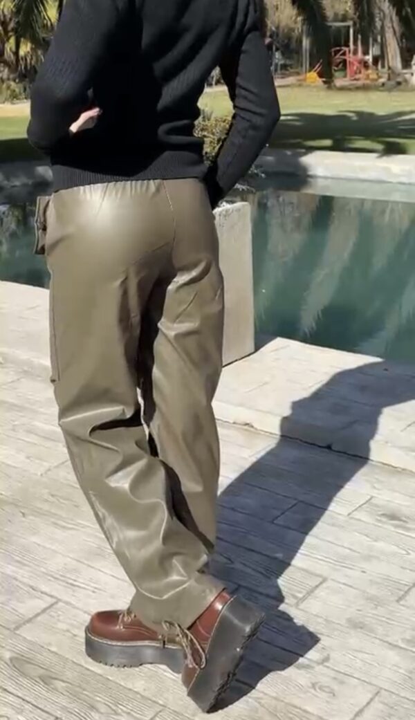 Pantalón ecocuero verde forrado - Imagen 2