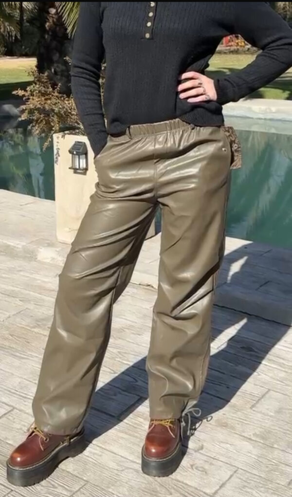 Pantalón ecocuero verde forrado