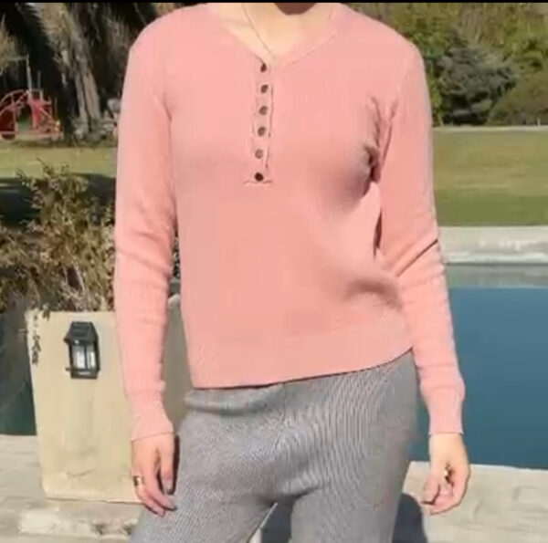 Sweater cuello v broches metálicos