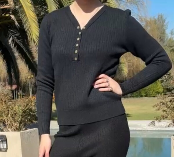 Sweater cuello v broches metálicos - Imagen 2