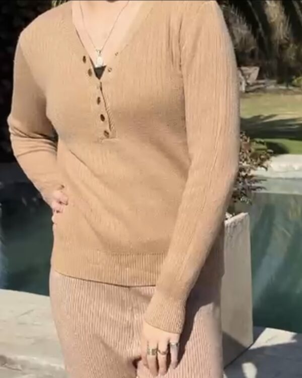 Sweater cuello v broches metálicos - Imagen 7